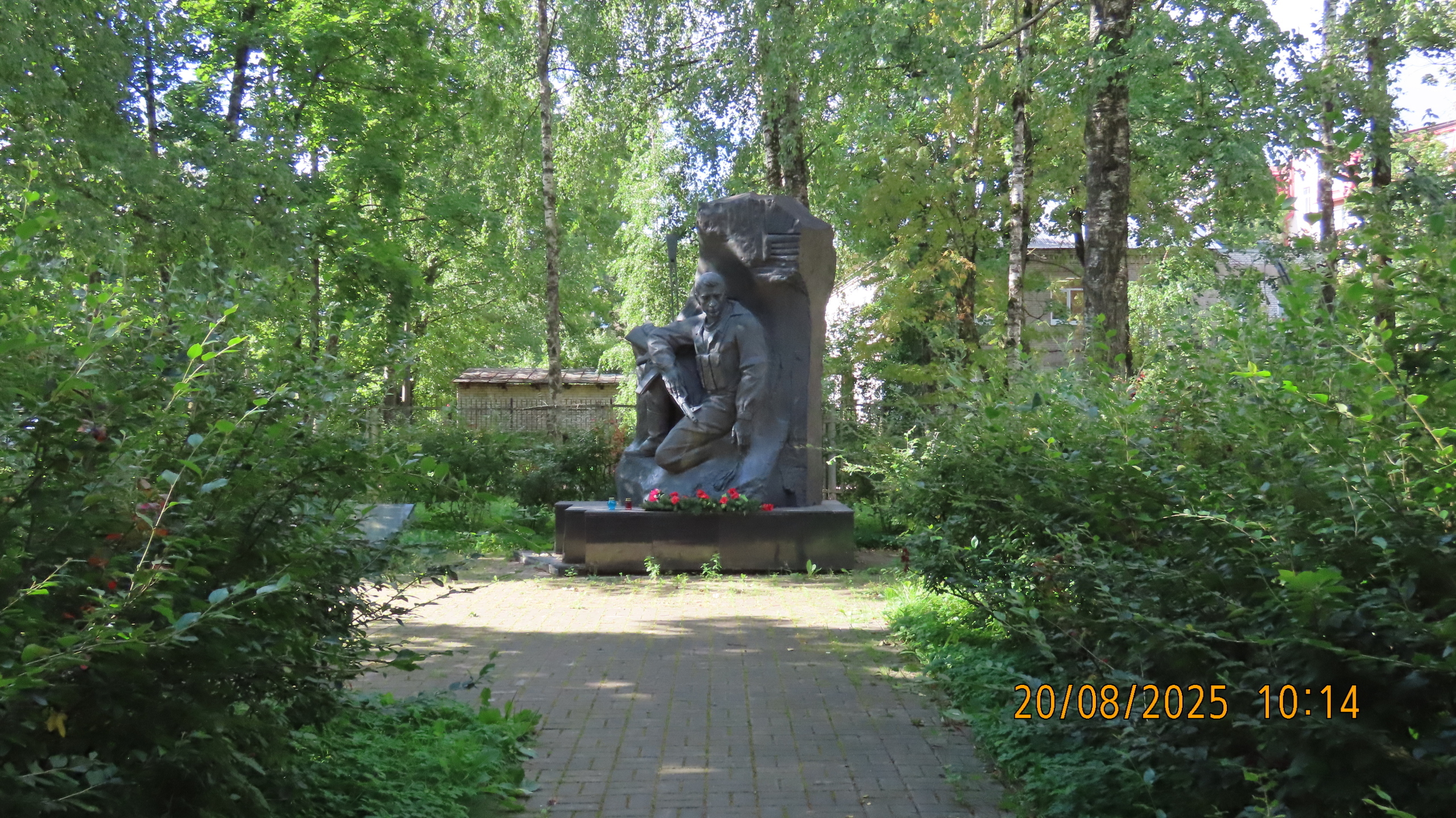 Каждый чтит своих героев.