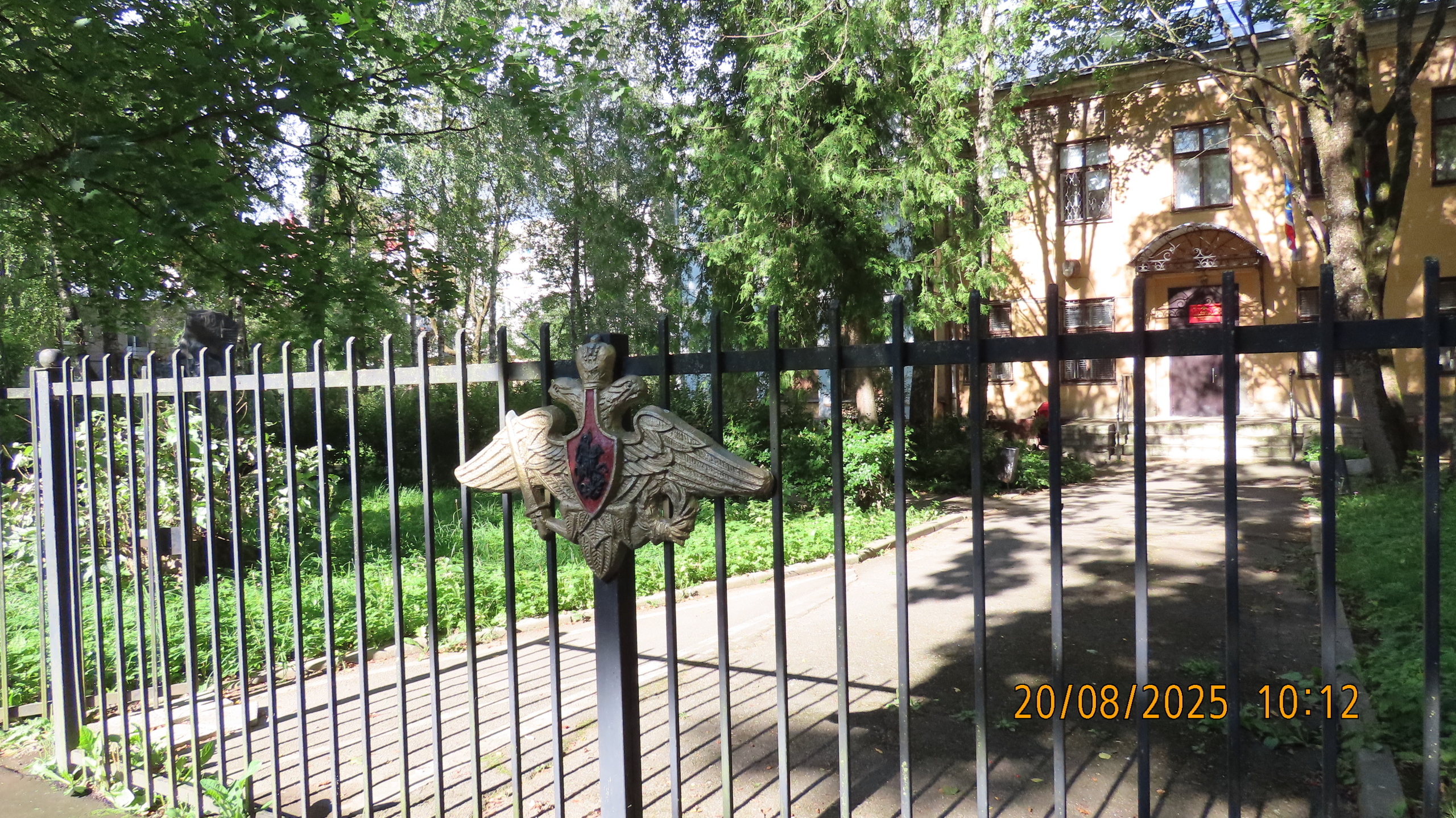 Каждый чтит своих героев.