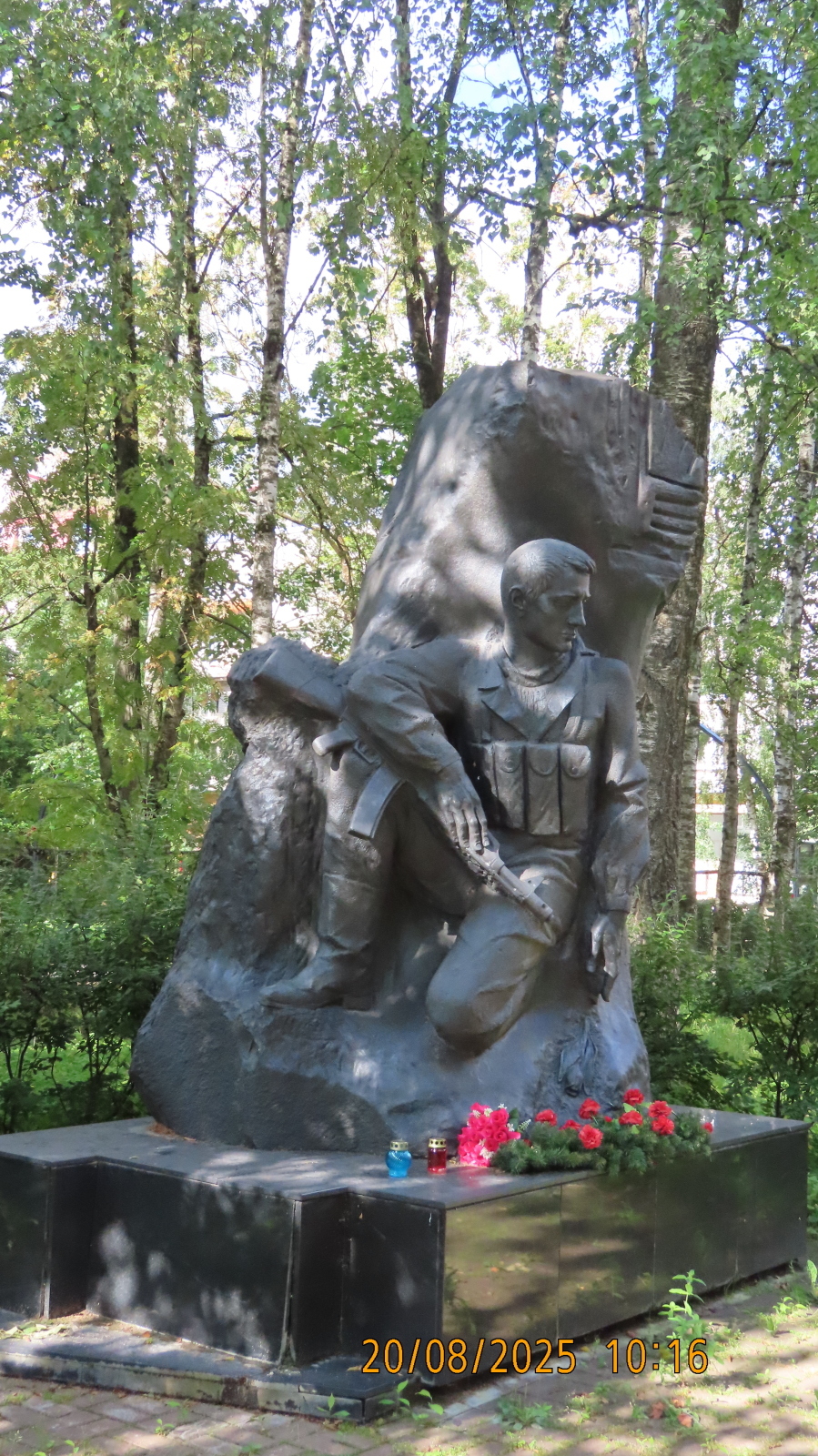 Каждый чтит своих героев.