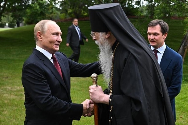 Аляскинскому архиепископу Алексию стало стыдно за свою встречу с Путиным. Он публично покаялся, но подаренные иконы не отдал