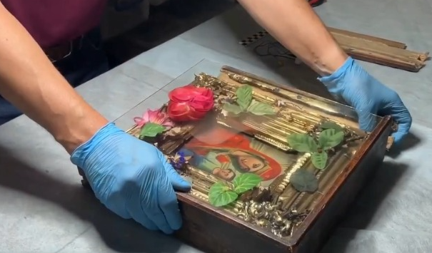 В Крыму задержана женщина, которая пыталась пронести бомбу в иконе