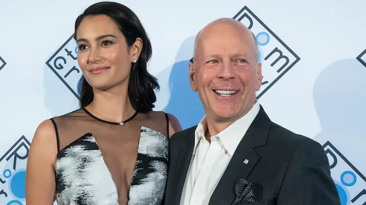 Жена Брюса Уиллиса заявила, что у него были «тревожные» признаки деменции до того, как ему поставили диагноз.