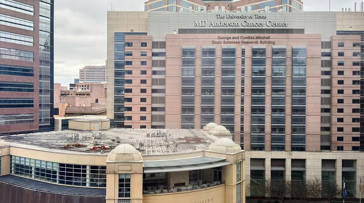 США обвиняют китайского врача в попытке контрабанды результатов исследований рака.