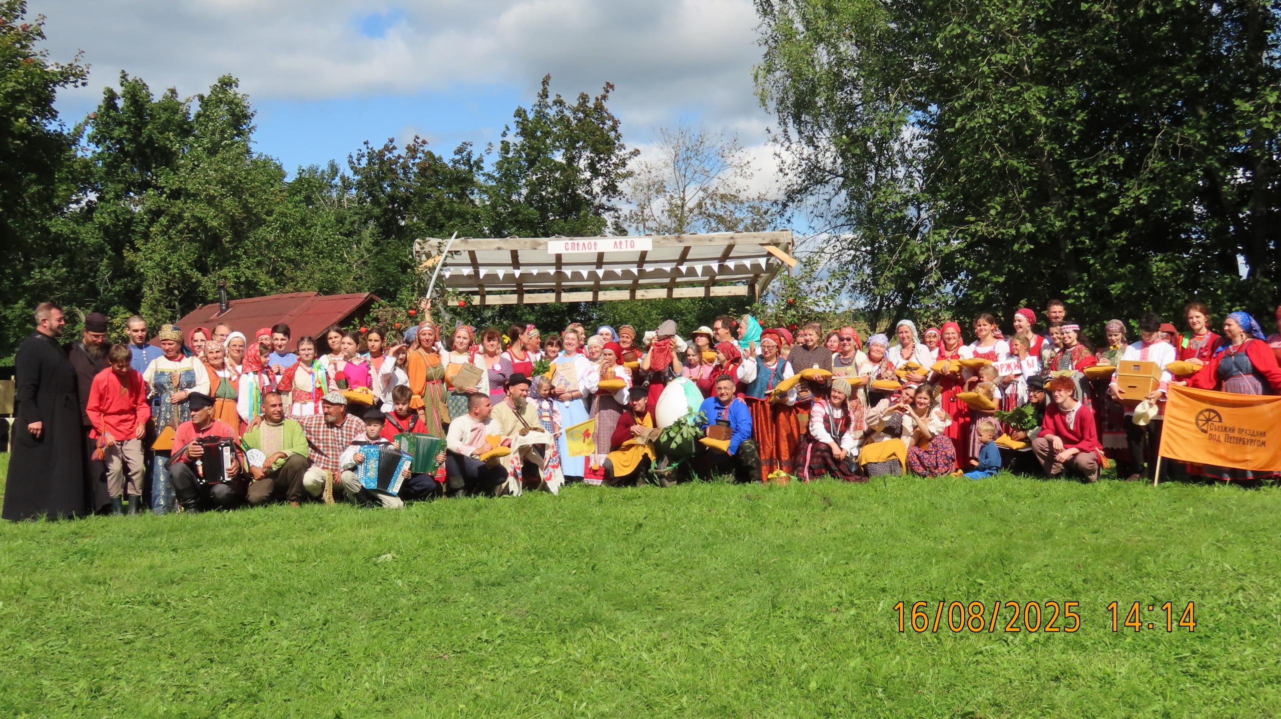 Групповая фотография участников фестиваля «Спелое лето» 2025 года.