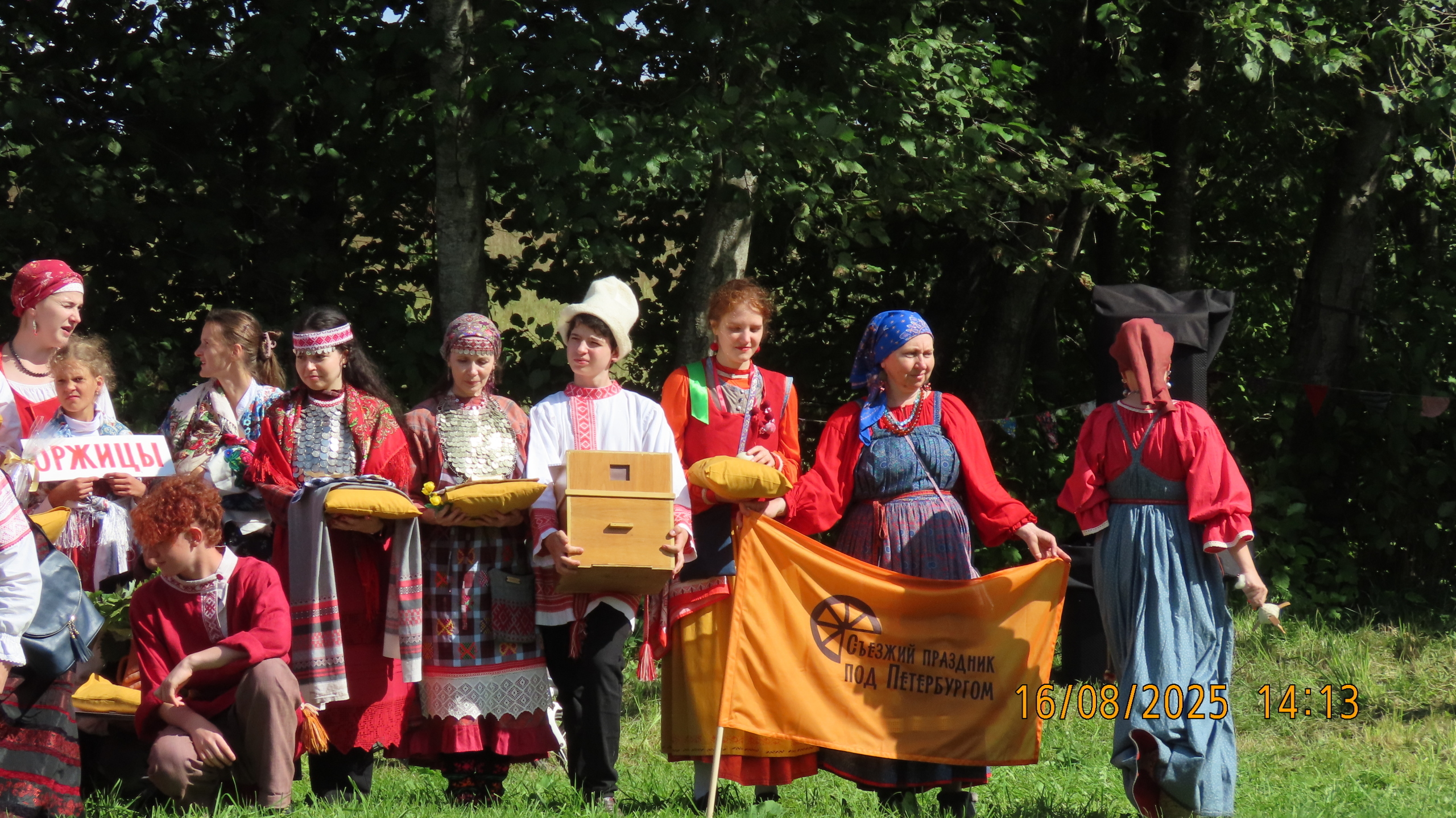 Групповая фотография участников фестиваля «Спелое лето» 2025 года.