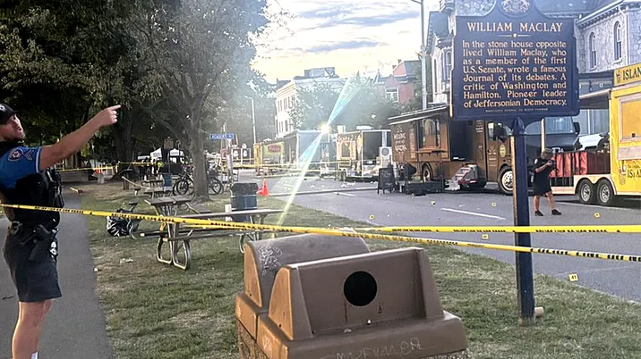 Минивэн врезался в толпу на фестивале в Пенсильвании, ранив трёх человек.