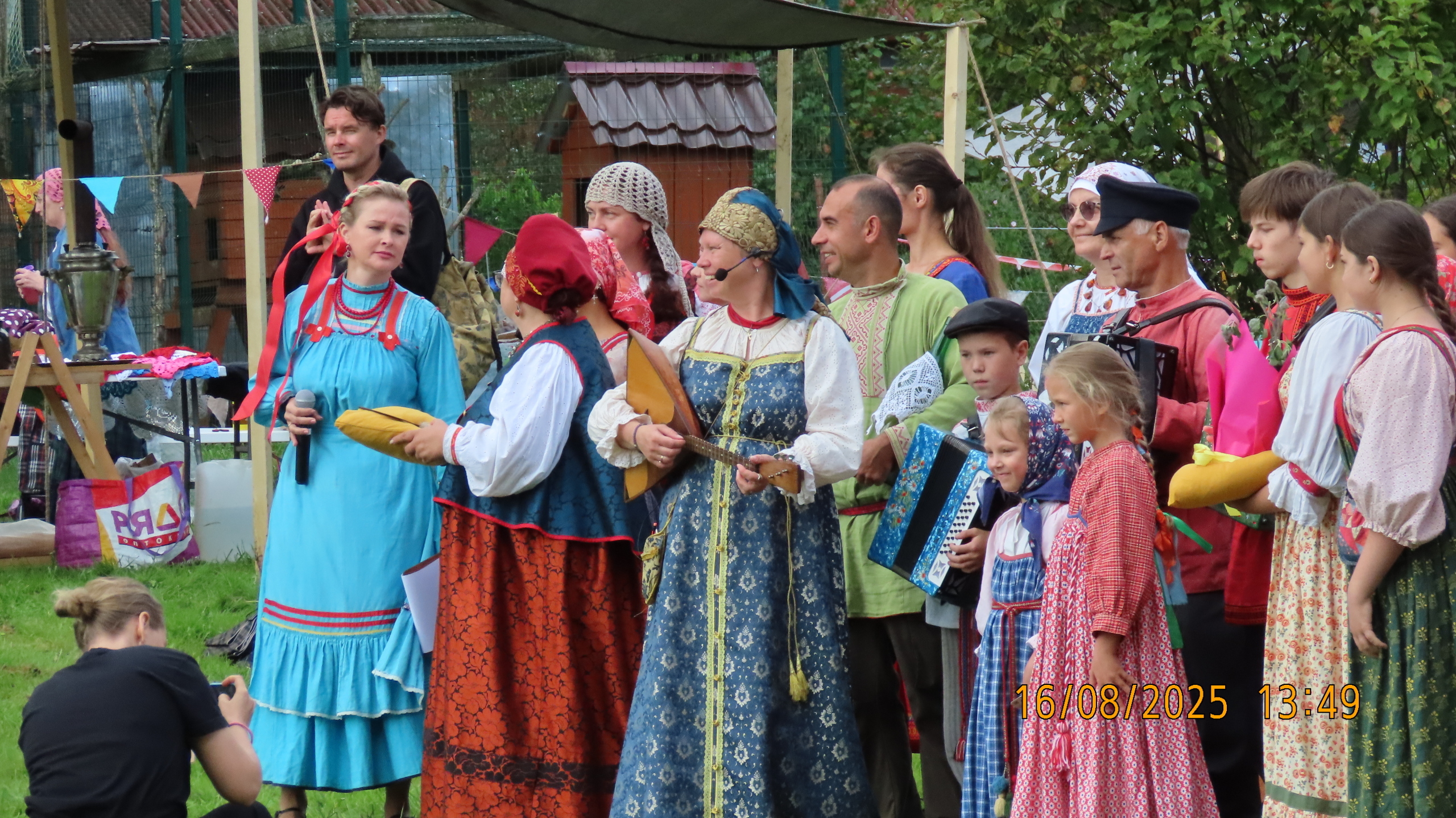 Групповая фотография участников фестиваля «Спелое лето» 2025 года.