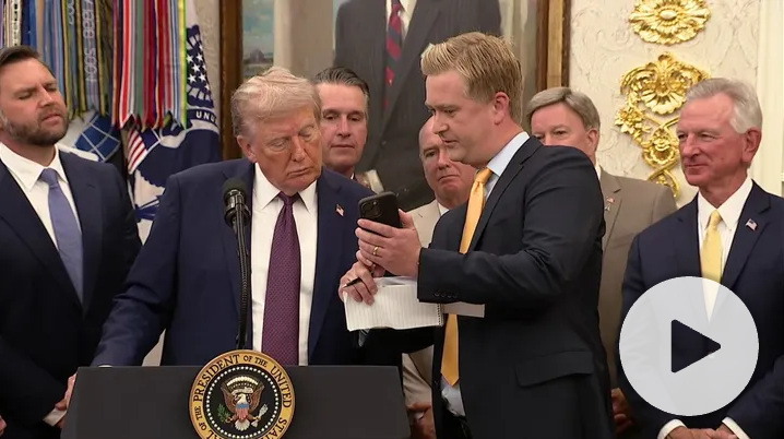 Трамп прокомментировал странное вирусное видео с загадочными предметами, выброшенными из окна Белого дома.