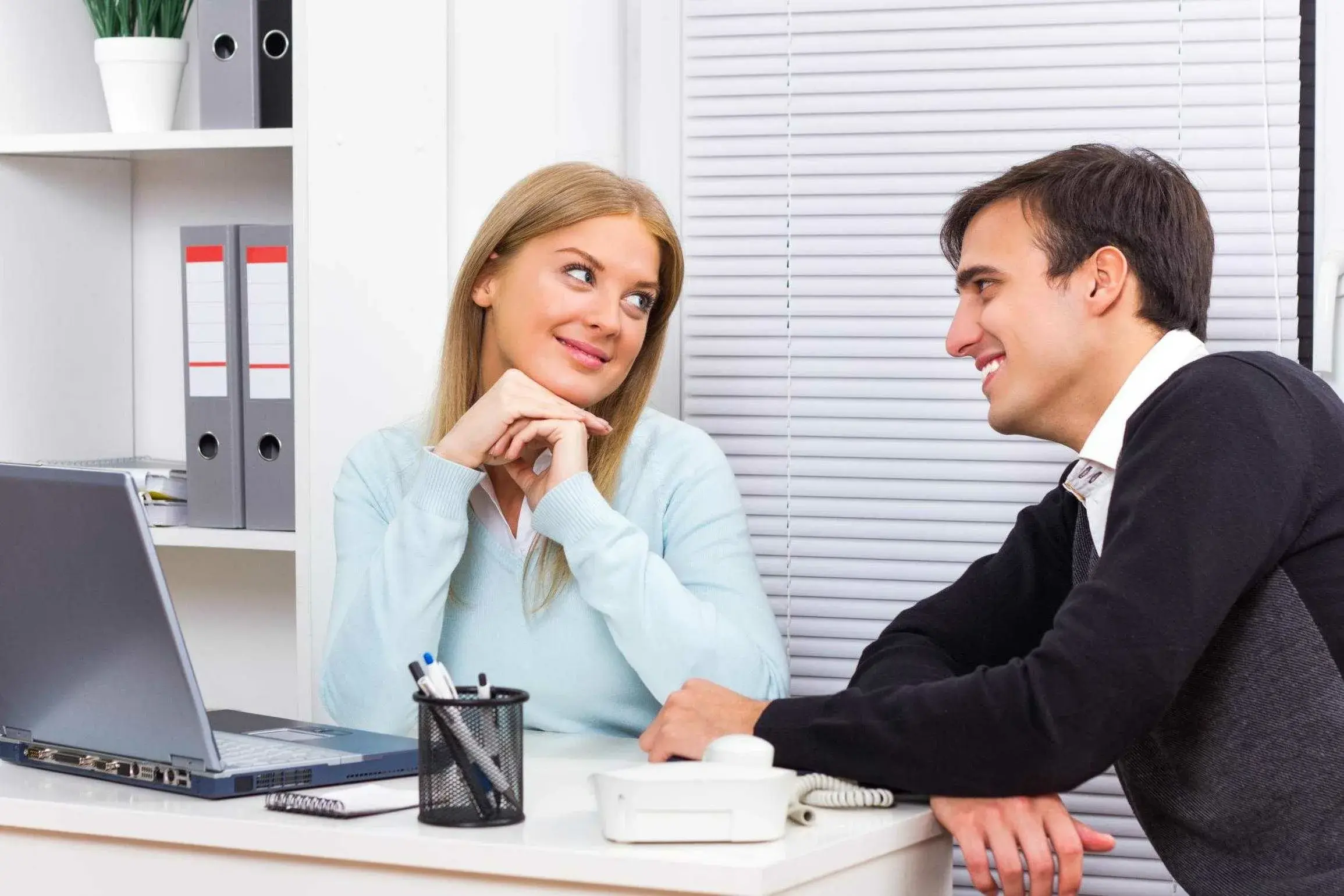 Почему в России женатым сотрудникам хотят запретить служебные романы?