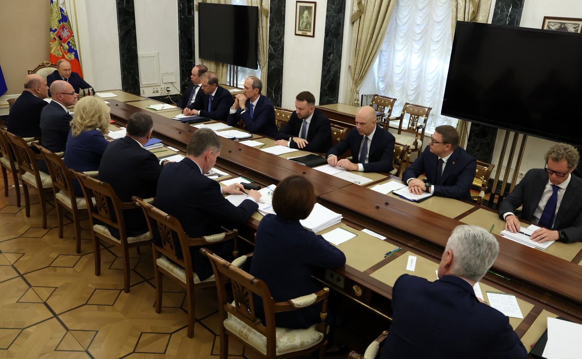 Виртуозы бюджетного цирка: Правительство верстает бюджет жестко и ждет смягчения денежной политики