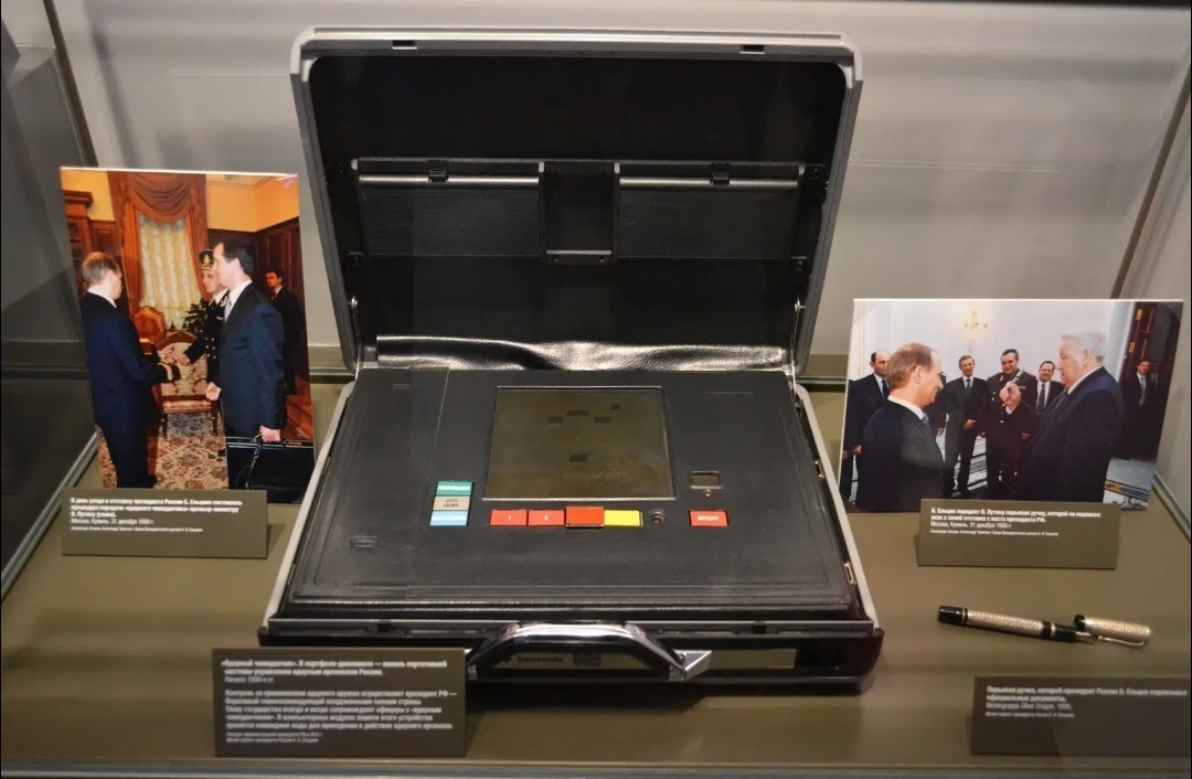 Кто сопровождает Ядерный чемоданчик?