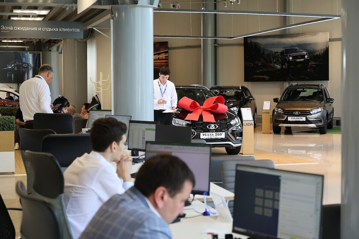 В Беларуси новые Lada дешевле, чем в России, но их не продают россиянам, объясняем причины