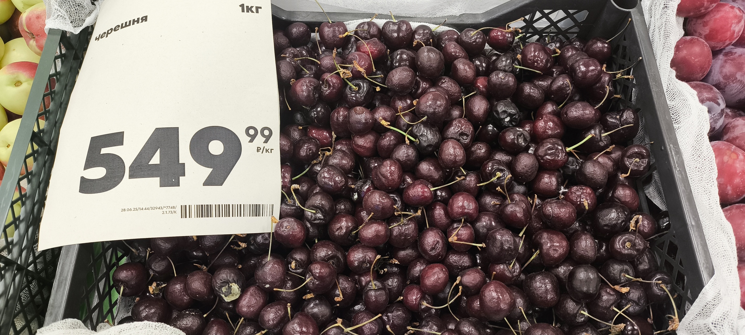 Зачем в магазинах продают гнилые овощи и фрукты по сумасшедшим ценам?