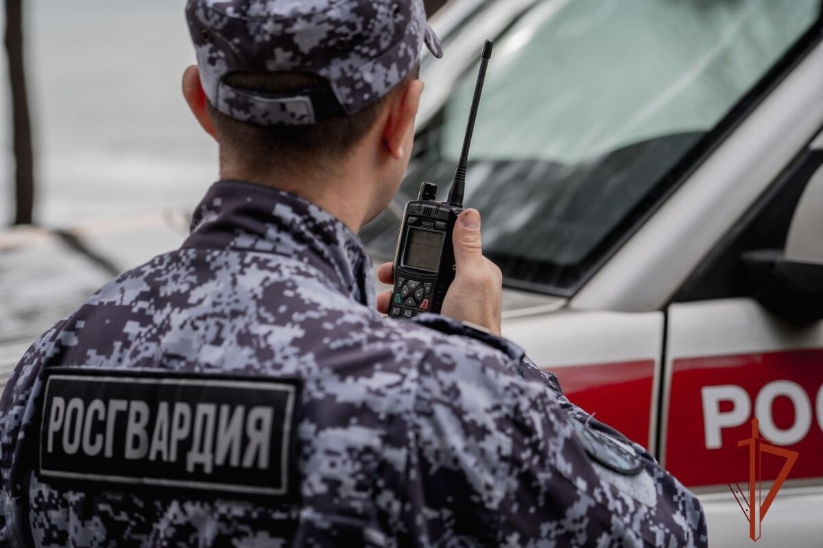 В Новосибирске сотрудники вневедомственной охраны Росгвардии задержали неадекватного гражданина, вооруженного ножом
