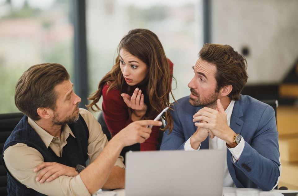 Почему мы тянемся к одним людям, а с другими ссоримся