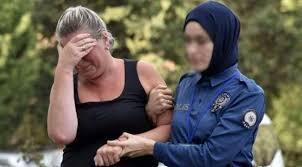 Она сначала намеренно оставляет ребенка в аэропорту, потом борется за родительские права