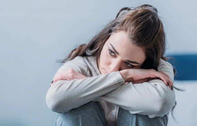 Как общество учит женщин терпеть, а мужчин — не слушать