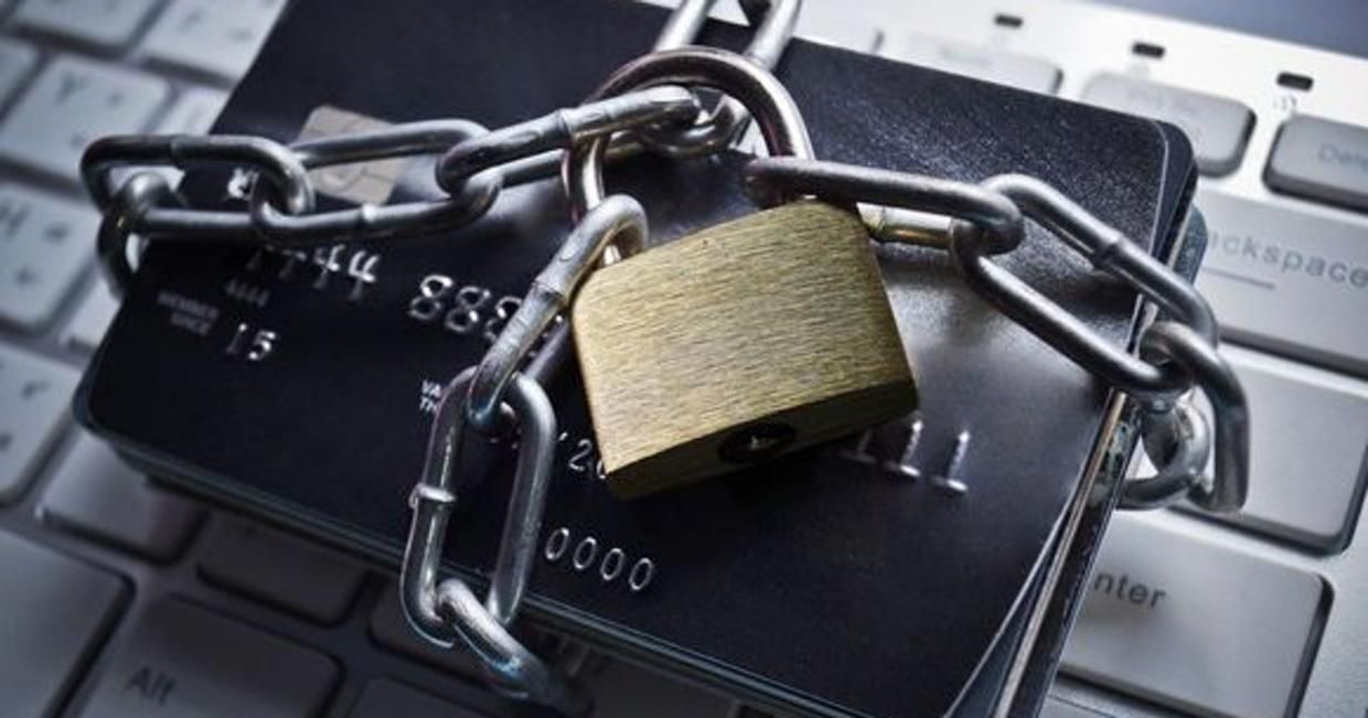 Заблокировали счет? Можно попробовать снять арест через Госуслуги. Но есть нюансы!