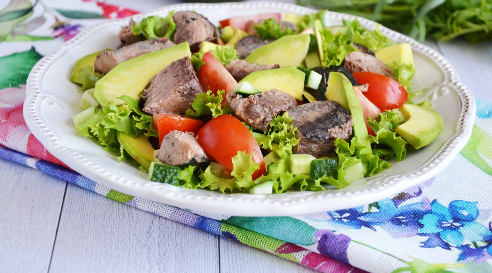 Cалат из авокадо и тунца консервированного