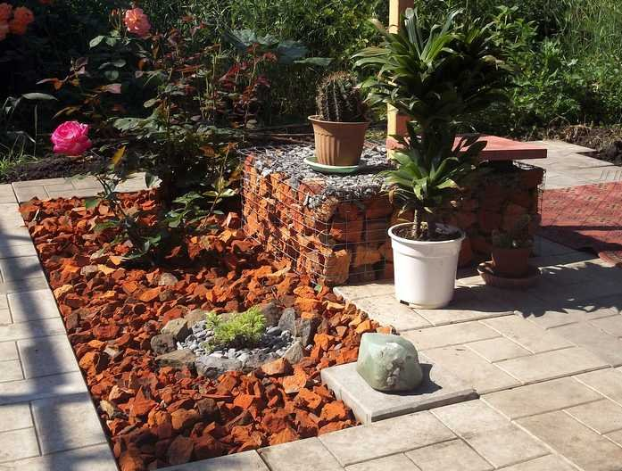 Кирпичная мульча — спасение от сорняков и пересыхания почвы?..