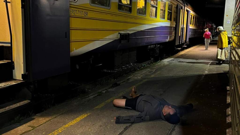 В поезде прогремел взрыв, есть жертвы.