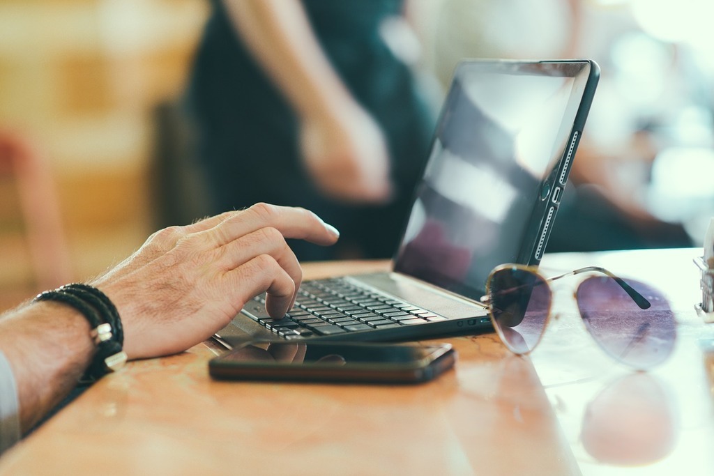 Если девушке пишут только комплименты — это не флирт, это шаблон