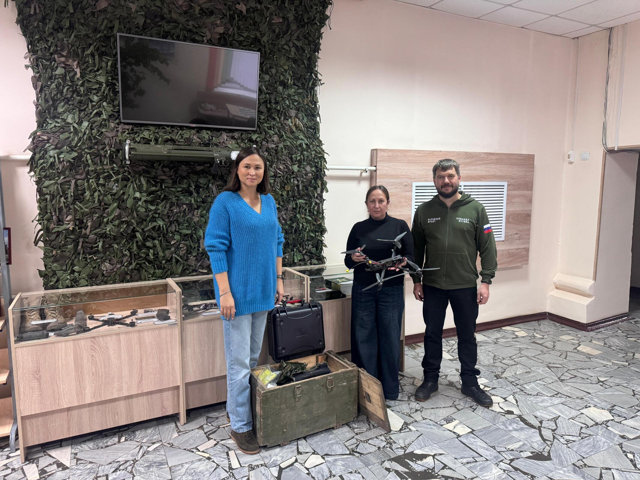 Депутат Виктория Шатова передала лицейскому музею Саратовa экспонаты из зоны СВО