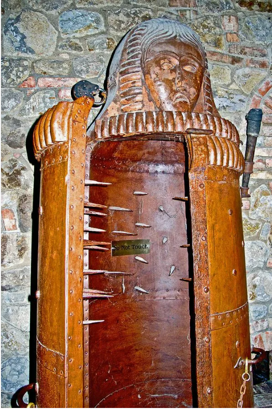 "Объятия Железной Девы"