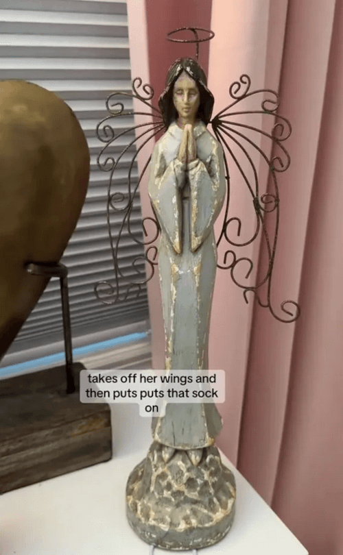 Дочка надевает носок на фигурку ангела, чем доводит маму до истерики