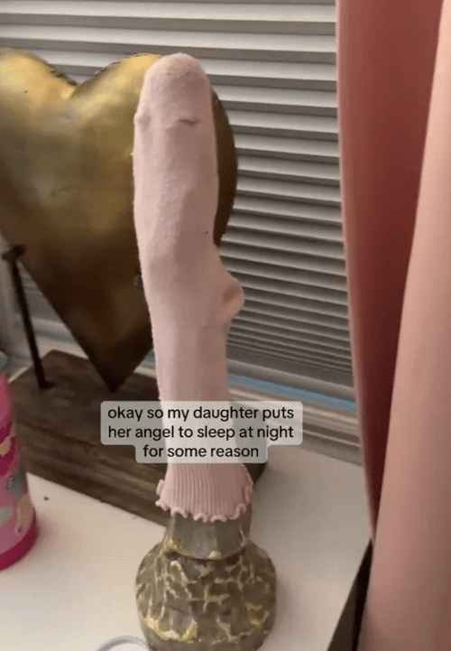 Дочка надевает носок на фигурку ангела, чем доводит маму до истерики