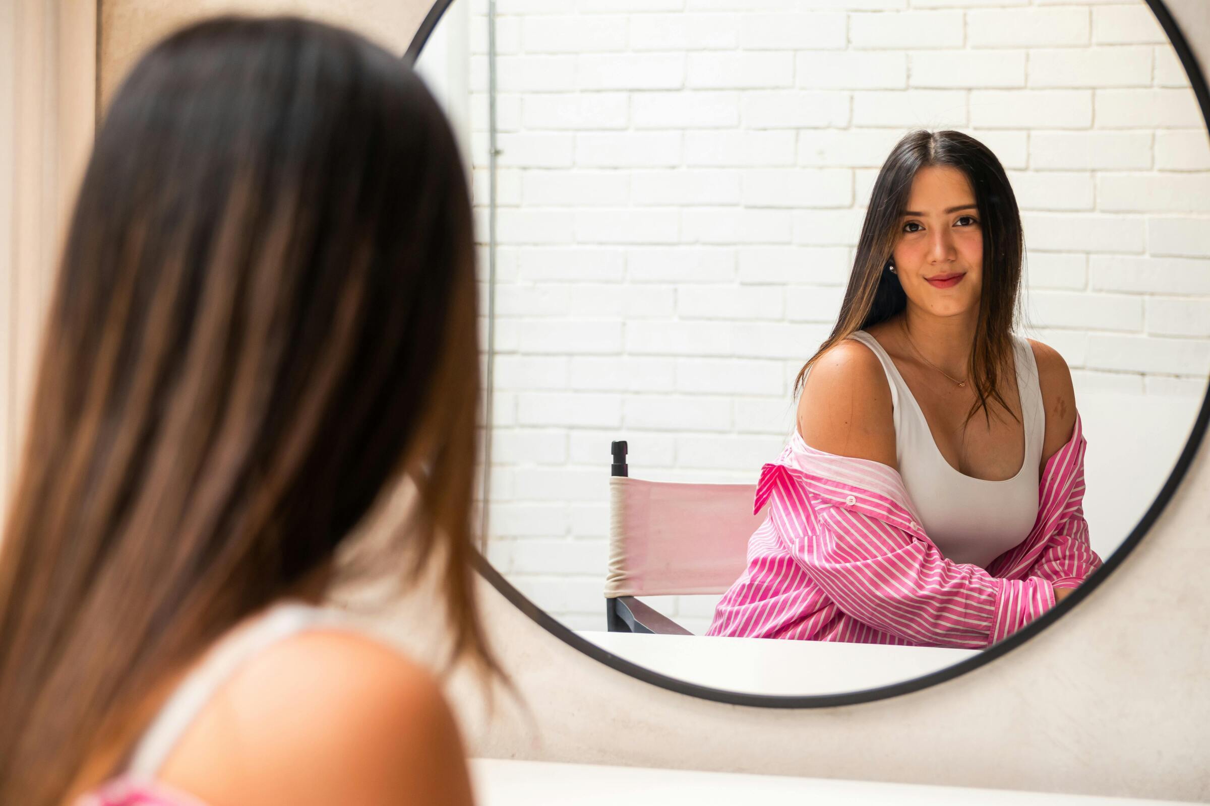 Почему зеркало — главный манипулятор вашего утра