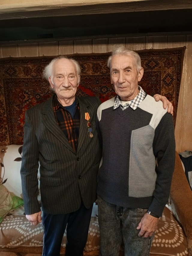 Орден – заслуженному работнику и талантливому деревенскому поэту.