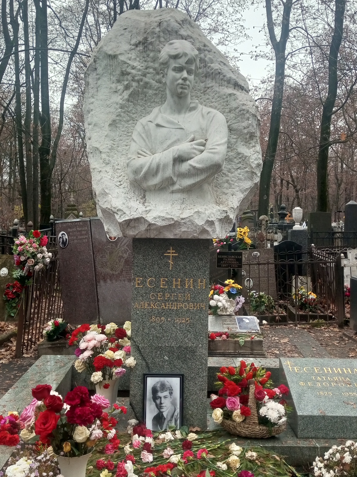 К Сергею Есенину и Игорю Тальковя не зарастёт народная тропа.