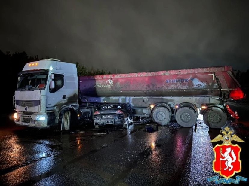 Водитель легковушки влетел в грузовик и разбился на ЕКАДе.