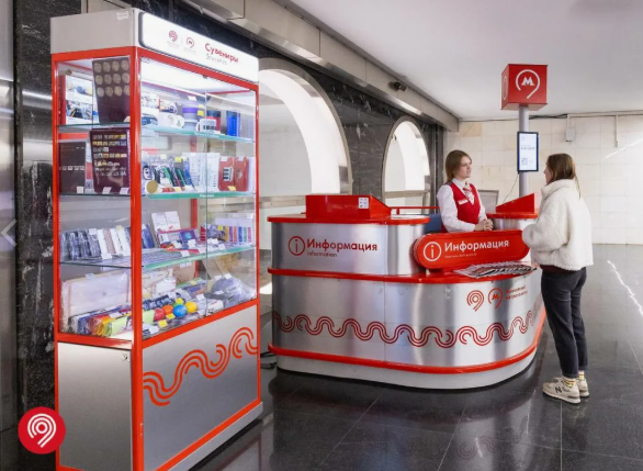 В московском метро появились стойки «Живое общение»: как это меняет привычный ритм подземки?