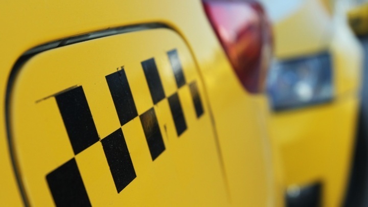 Самозанятые таксисты просят вывести их из-под действия закона о локализации