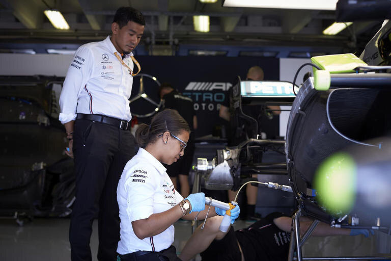 Какое масло используют в болидах Формулы-1?