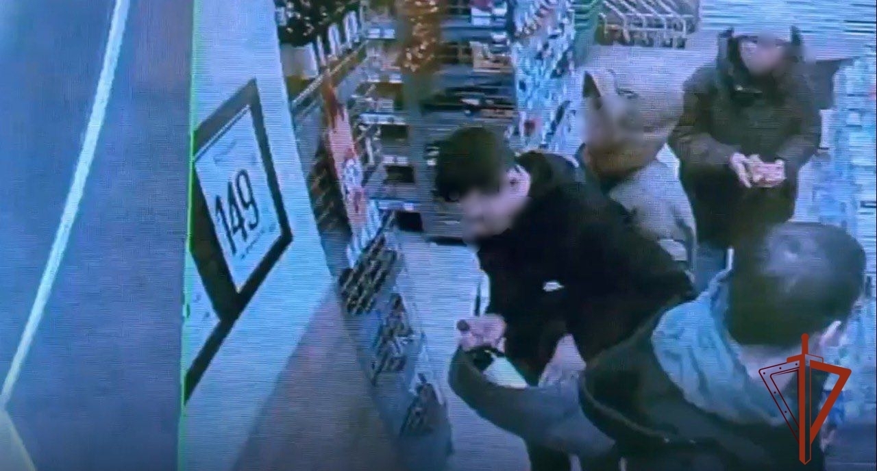 Экипаж Росгвардии задержал по приметам подозреваемых в хищении алкогольной продукции Экипаж Росгвардии задержал по приметам подозреваемых в хищении алкогольной продукции