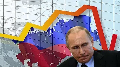 Экономика России в 2025 году находится в сложной ситуации, характеризующейся несколькими ключевыми аспектами: