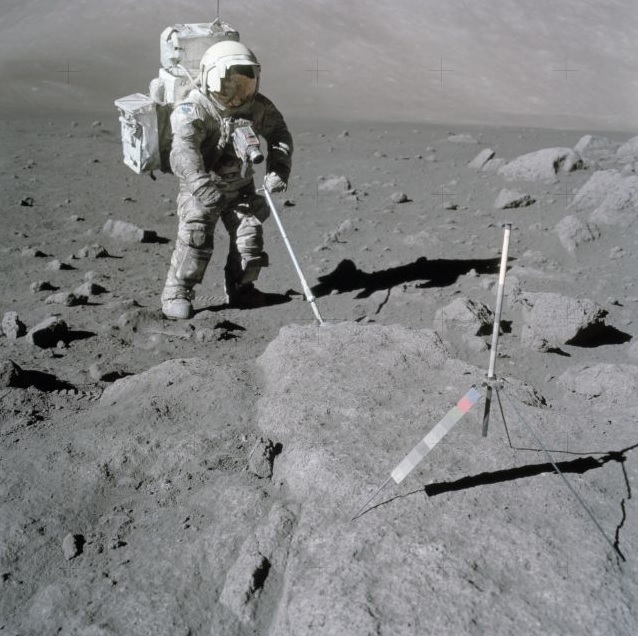 Ученые вскрыли лунный камень и обнаружили огромный сюрприз