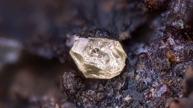 Ученые вскрыли лунный камень и обнаружили огромный сюрприз