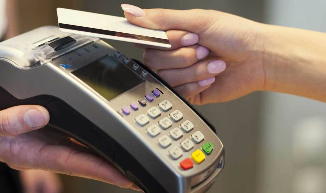 С января 2026 банки в России повысят комиссии за переводы по картам
