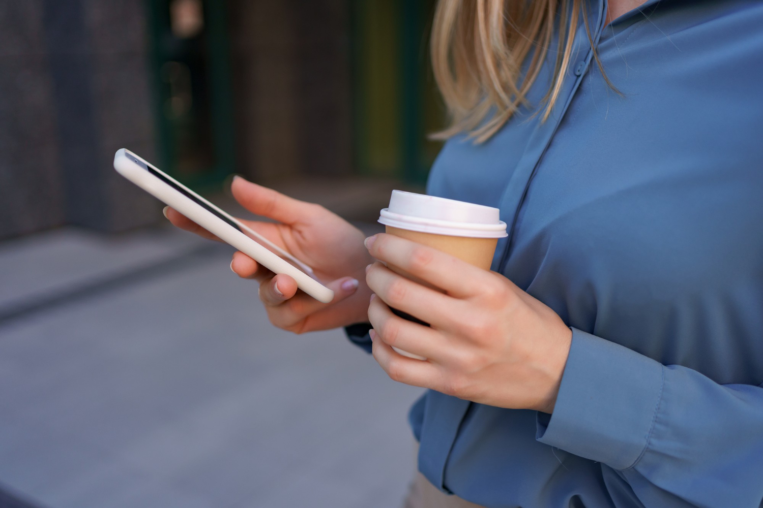 На работе заставляют установить мессенджер MAX. Это вообще законно?