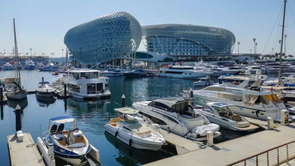 F1 Абу‑Даби: золотой час, пальмы и вид на воду — гид для фанатов