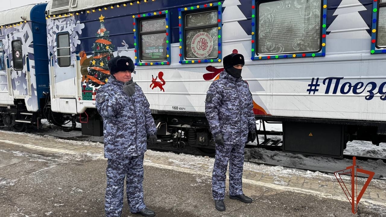 Росгвардия обеспечила безопасность во время остановки «Поезда Деда Мороза» в Новосибирской области Росгвардия обеспечила безопасность во время остановки «Поезда Деда Мороза» в Новосибирской области