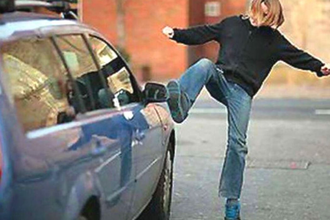 До двух лет лишения свободы может грозить красноярцу за удар по машине соседки