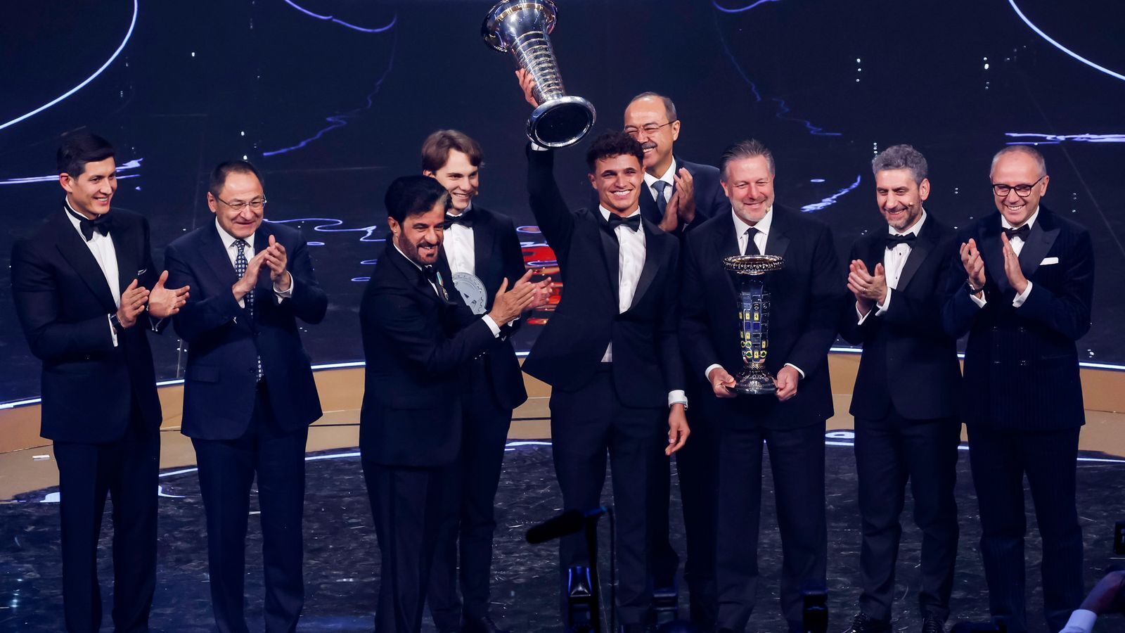 Чемпион F1‑2025 Ландо Норрис получил трофей на церемонии FIA Awards