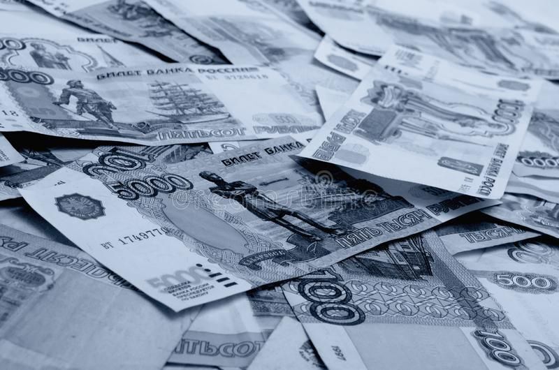 Сладкие грёзы россиян о зарплате в 200 тысяч: как российская экономика превращает мечты в пыль