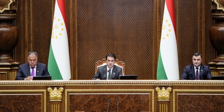 Рустам Эмомали поручил подготовить закон о запрете электронных сигарет в Таджикистане.