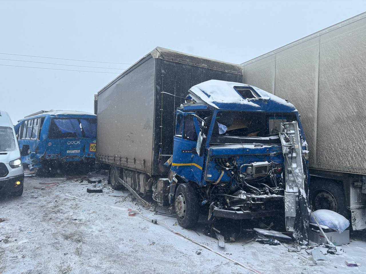 Шесть человек погибли в массовом ДТП с автобусом в Омской области.